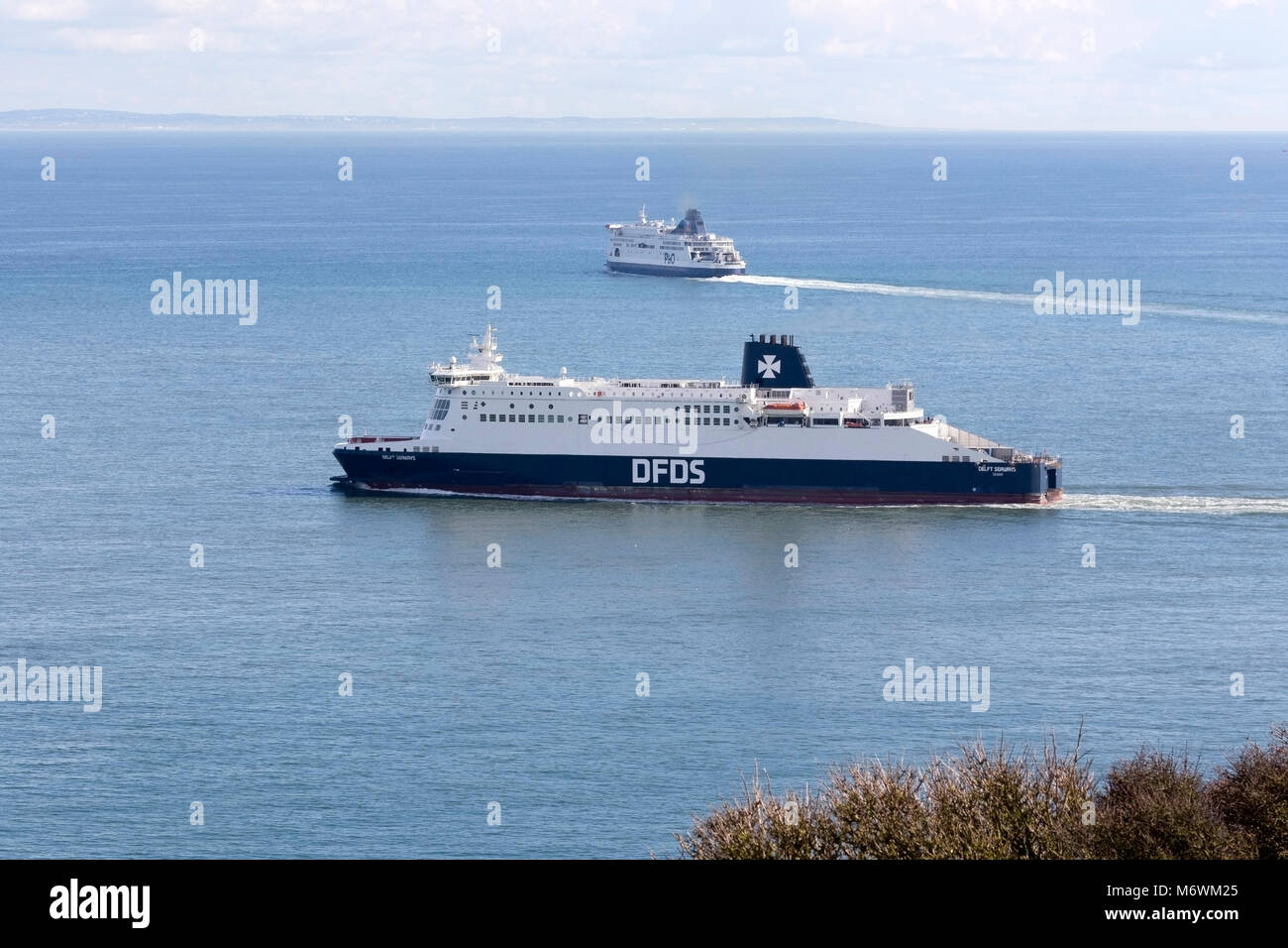 Deux Ferries Chanel laissant Dover port. DFDS Travel de Douvres à la France et la Hollande. Le PO ferry est sur son chemin t Calais Banque D'Images