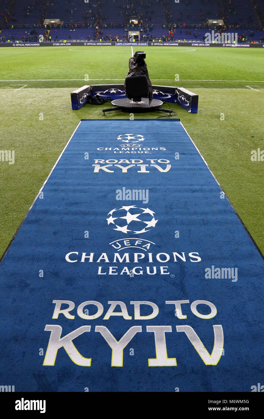 KHARKIV, UKRAINE - 21 février 2018 : Finale de la Ligue des Champions UEFA officielle sur le tapis logo lors de Ligue des Champions Tour de jeu 16 Shakhtar v Banque D'Images