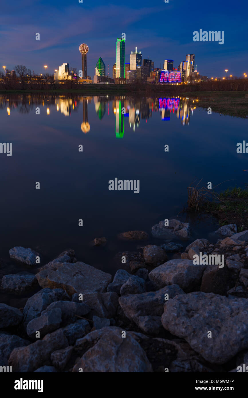 C'est la photo de Dallas skyline et sa réflexion sur la Trinity River pendant le coucher du soleil. Banque D'Images