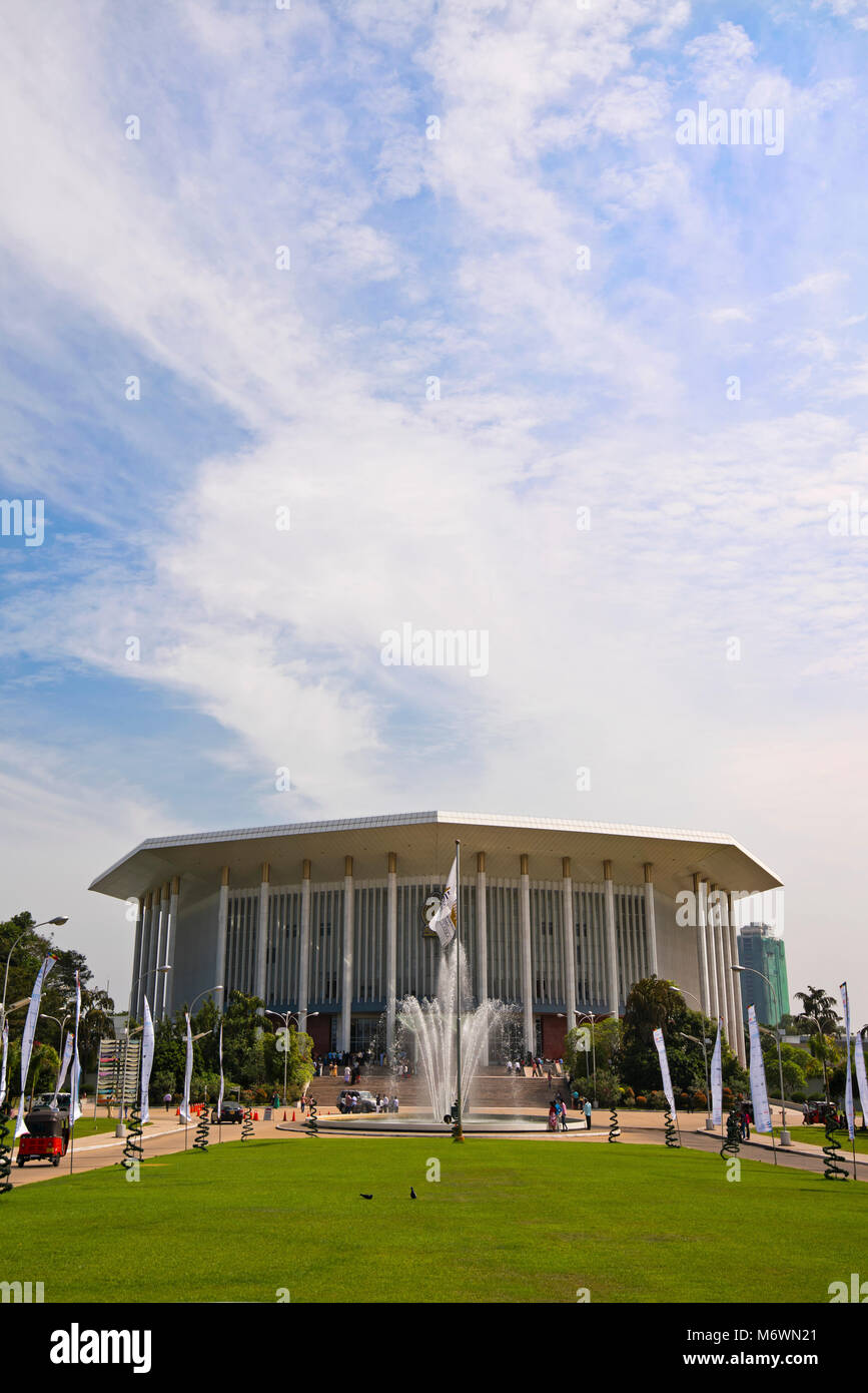 Vue verticale de l'Bandaranaike Memorial International Conference Hall, à Colombo, Sri Lanka. Banque D'Images