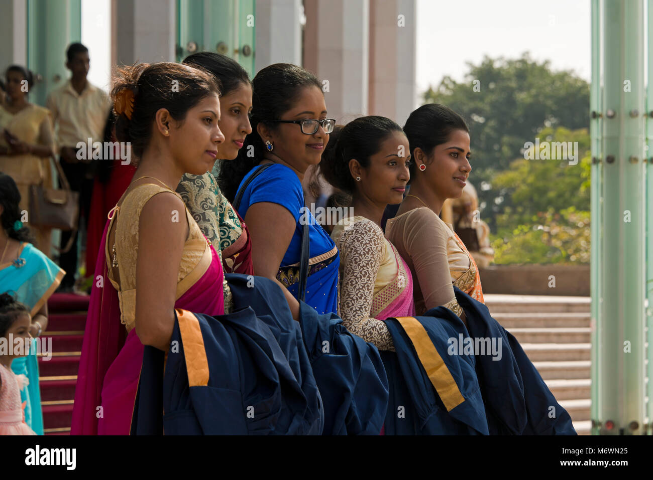 Portrait horizontal des diplômées à l'extérieur de l'Bandaranaike Memorial International Conference Hall, à Colombo, Sri Lanka. Banque D'Images