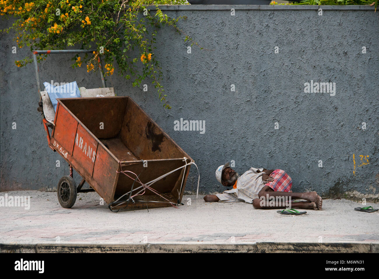 Portrait horizontal d'un sans-abri dormant dans les rues de Colombo, Sri Lanka. Banque D'Images