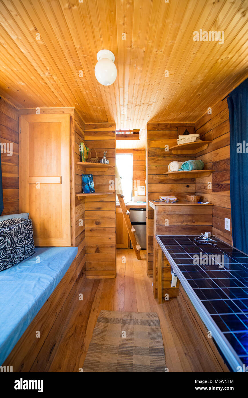 L'intérieur de la maison (une minuscule Tumbleweed tiny house disponible comme un hôtel) à la vie dans l'Institut Solaire Hopland, en Californie. Banque D'Images