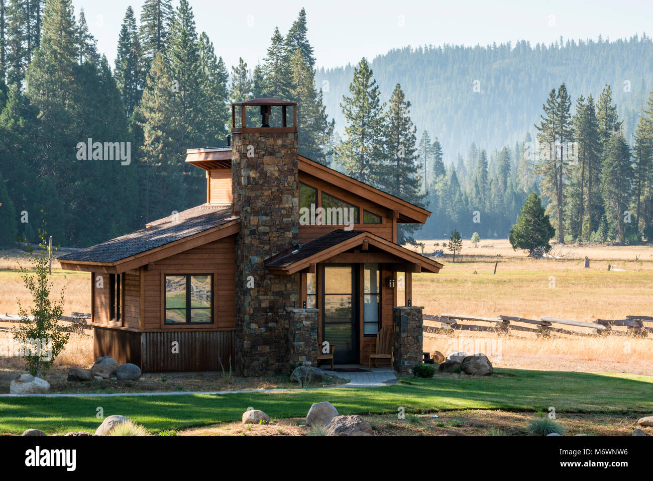 A luxury cabin dans la prairie au Highlands Ranch Resort situé juste en dehors de Lassen Volcanic National Park, en Californie. Banque D'Images