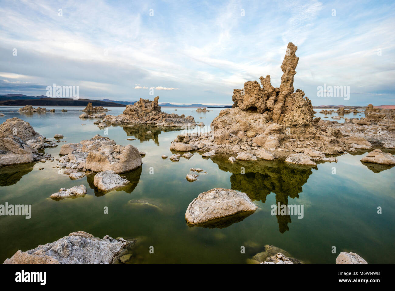 Tufas reflètent en le calme de l'eau saline de Mono Lake, près de Lee Vining, en Californie. Banque D'Images