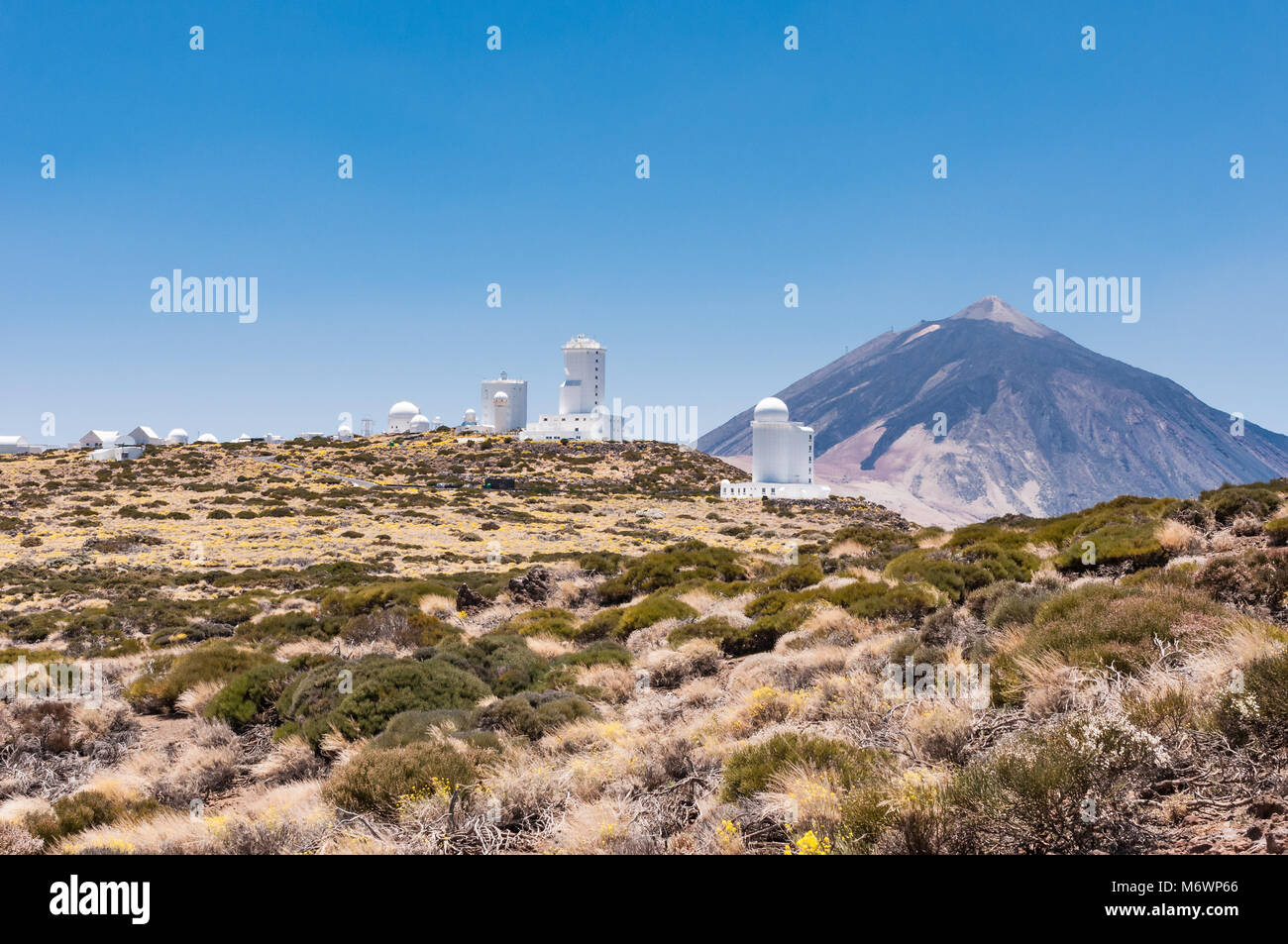 Les télescopes et les bâtiments de l'Observatoire du Teide avec le Mont Teide en arrière-plan sur un jour bleu clair, Tenerife Banque D'Images