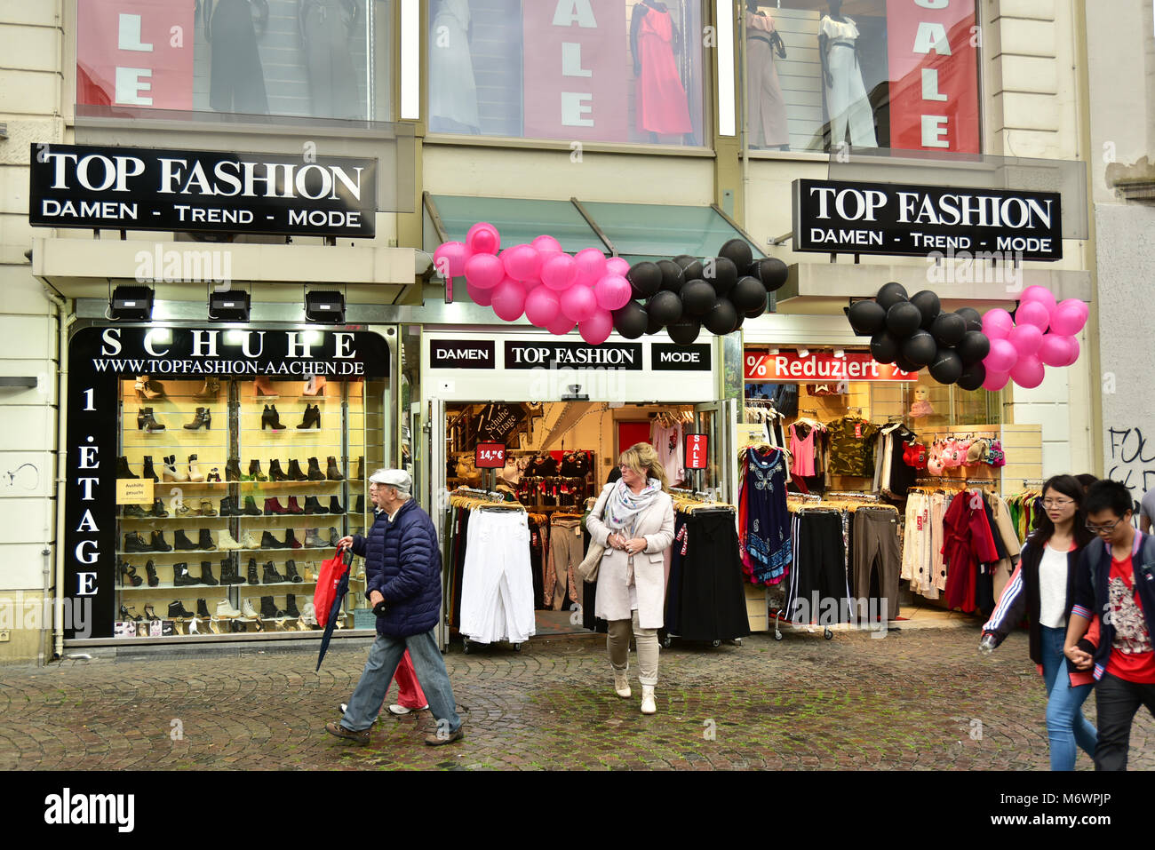 Top Fashion un magasin de vêtements à Aix-la-Chapelle, Allemagne Photo  Stock - Alamy