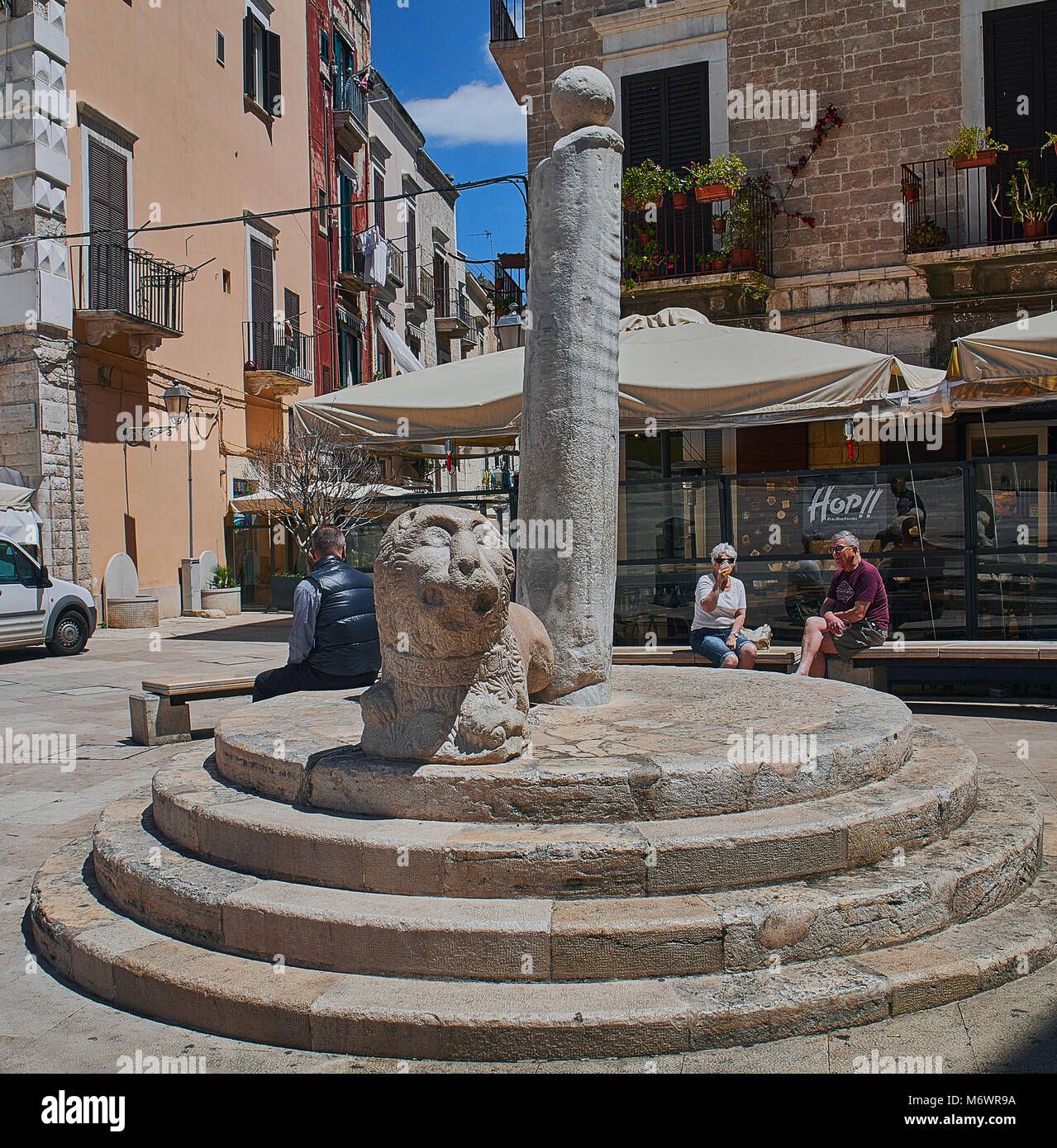 L'Europe, Italie, Pouilles, Bari ville, la vieille ville, Place Mercantile. La colonne infâme. Lion en marbre Banque D'Images