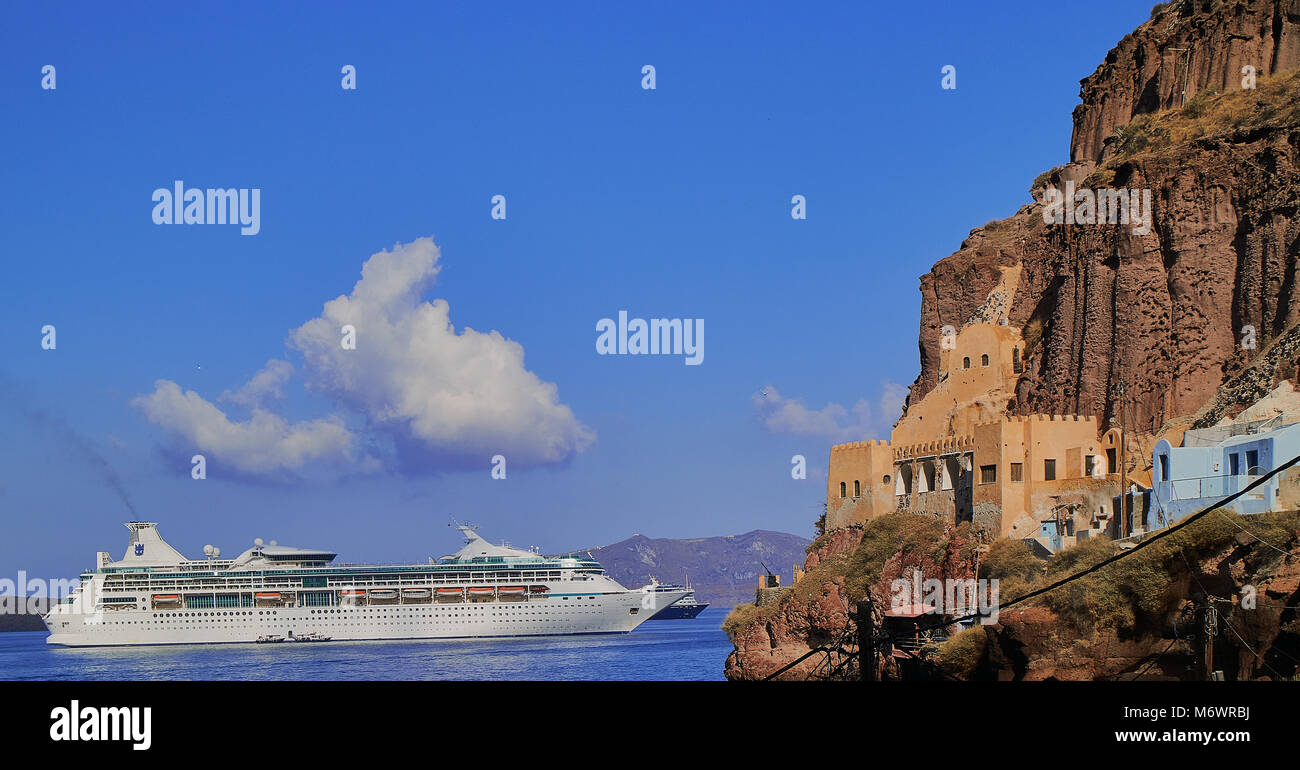 L'Europe, la Grèce, les Cyclades, la mer Égée, l'île de Santorin, Fira, port Chambre troglodytique Banque D'Images