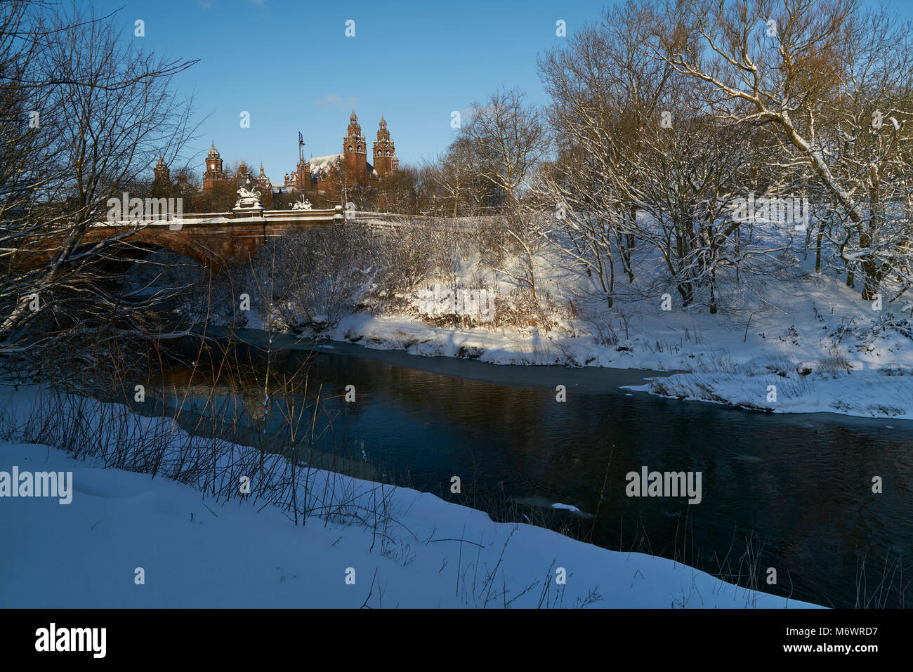 La rivière Kelvin et Kelvin Way Bridge recouvert de neige après la bête de l'Est 2018 Banque D'Images