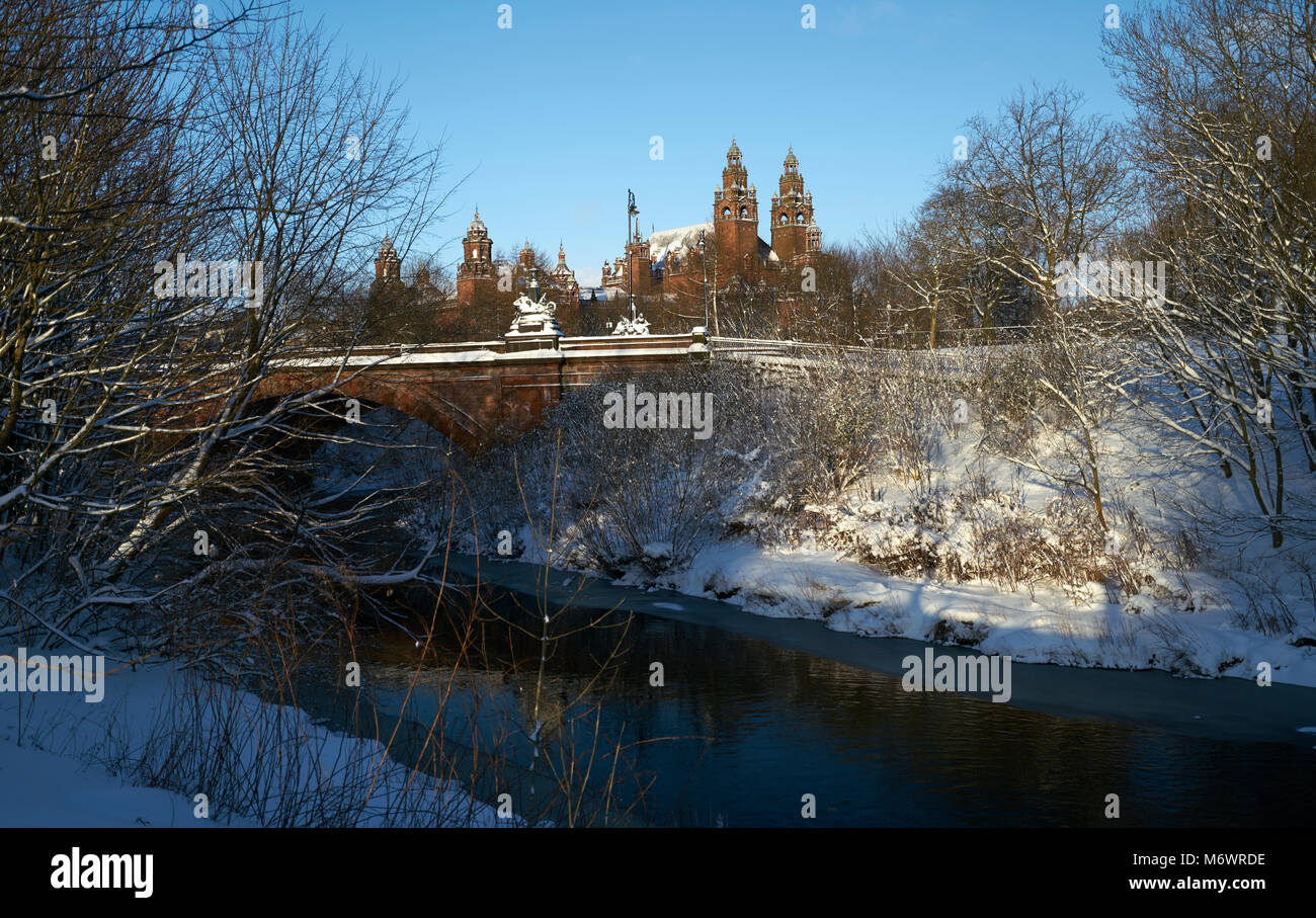 La rivière Kelvin et Kelvin Way Bridge recouvert de neige après la bête de l'Est 2018 Banque D'Images