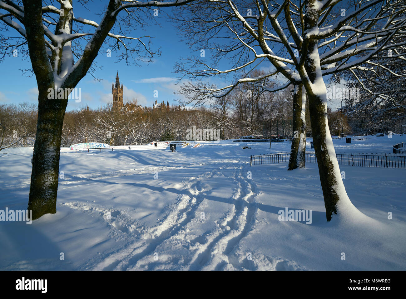 Skate parc Kelvingrove déserté à la suite de fortes chutes de neige à partir de la bête de l'Est 2108 Banque D'Images
