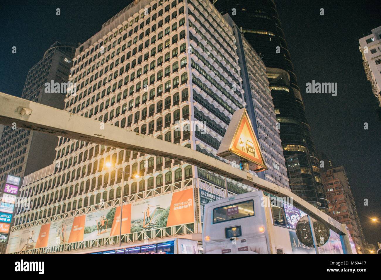 7 mars 2018 - Hong Kong, Hong Kong, Chine - Hong Kong, Chine - Hong Kong Tramways est un réseau de tramway à Hong Kong et l'une des premières formes de transport public dans la métropole. Détenu et exploité par la RATP Dev Transdev en Asie, le tramway s'exécute sur l'île de Hong Kong entre Shau Kei Wan et Kennedy Town, avec une succursale à circuler dans Happy Valley. Les Trams à Hong Kong n'ont pas seulement été une forme de transport de banlieue depuis plus de 110 ans, mais aussi une attraction touristique et l'un d'un des moyens de transport les plus respectueux à Hong Kong.Le système de tramway est le seul dans le monde ope Banque D'Images