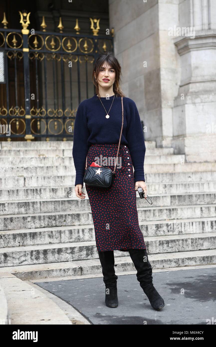 Paris, Frankreich. 05Th Mar, 2018. Un showgoer chic arrivant à la Stella McCartney montrer lors de la Fashion Week de Paris - 5 mars 2018 - Crédit : Manhattan piste/Valentina Ranieri ***pour un usage éditorial uniquement*** | Verwendung weltweit/dpa/Alamy Live News Banque D'Images