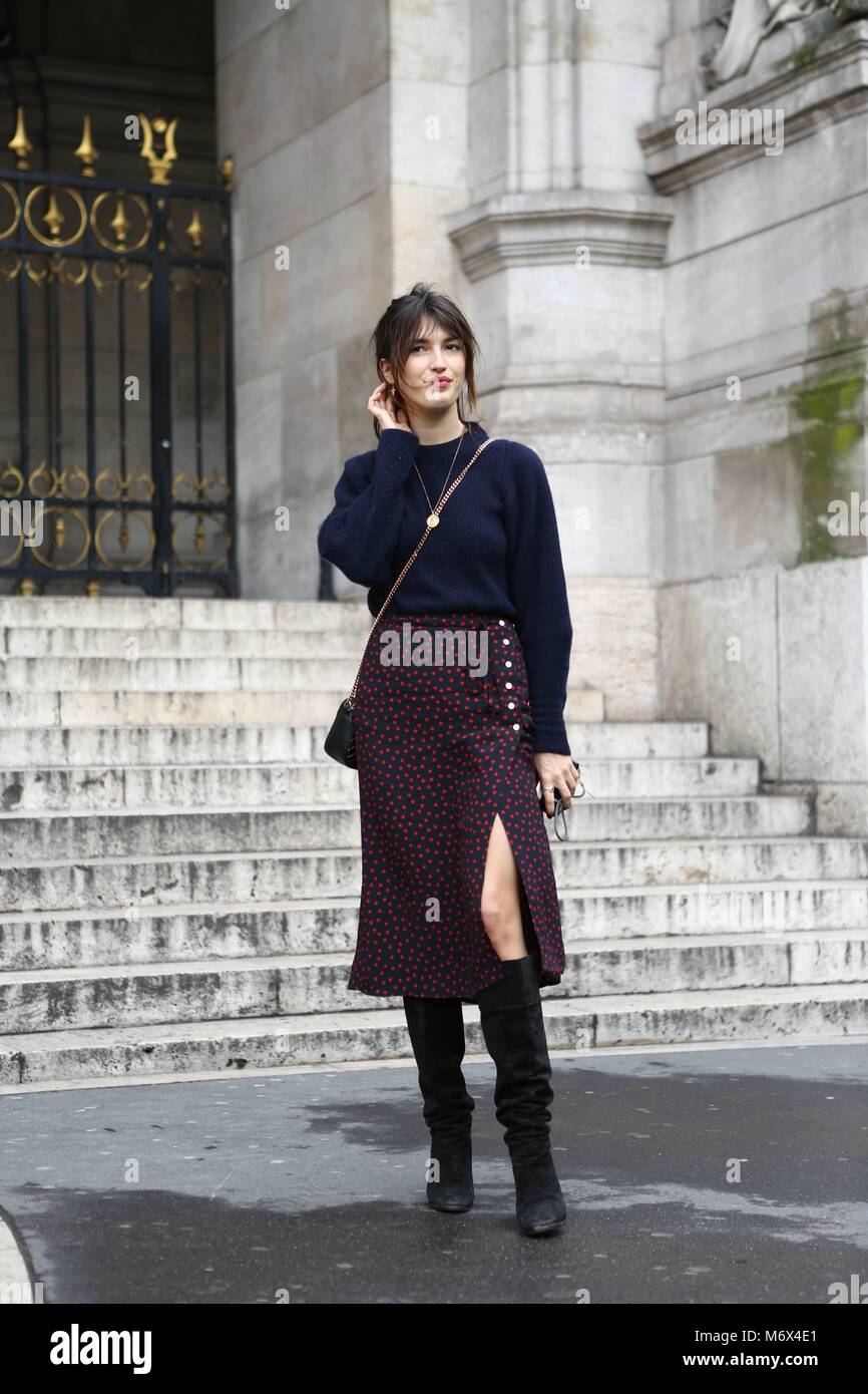 Paris, Frankreich. 05Th Mar, 2018. Un showgoer chic arrivant à la Stella McCartney montrer lors de la Fashion Week de Paris - 5 mars 2018 - Crédit : Manhattan piste/Valentina Ranieri ***pour un usage éditorial uniquement*** | Verwendung weltweit/dpa/Alamy Live News Banque D'Images