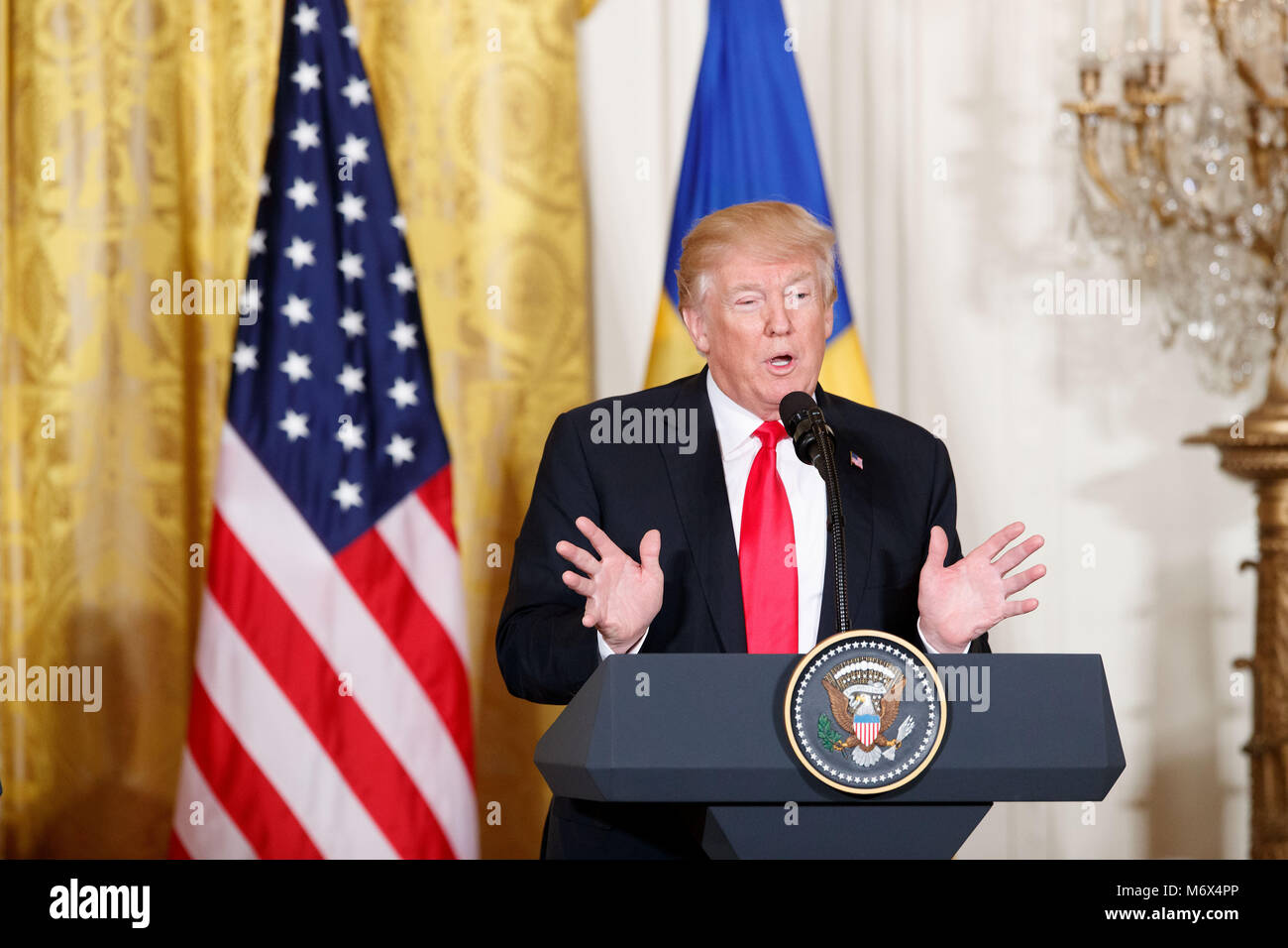(180307) -- WASHINGTON, D.C., le 7 mars 2018 (Xinhua) -- Le président américain Donald Trump aborde une conférence de presse, lors de la visite du Premier Ministre Suédois Stefan Lofven (pas sur la photo) à la Maison Blanche à Washington D.C., aux États-Unis, le 6 mars 2018. (Xinhua/Ting Shen) (GJ) Banque D'Images