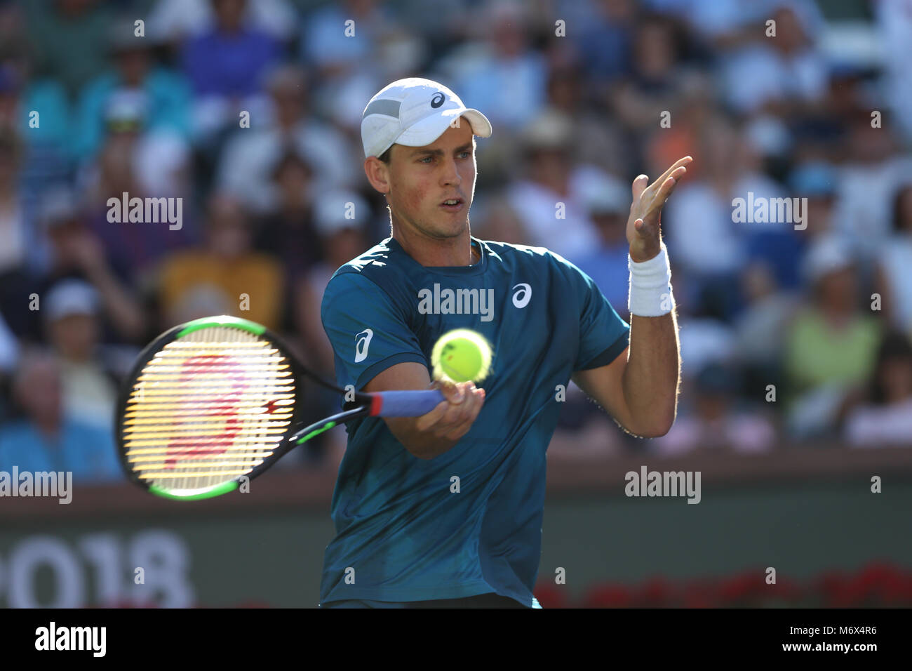 INDIAN WELLS, CA - 06 mars : Vasek Pospisil du Canada frappe un coup droit au cours de la BNP Paribas Open à Indian Wells le jardin Tennis le 6 mars 2018 à Indian Wells, en Californie. Credit : Mauricio Paiz/Alamy Live News Banque D'Images