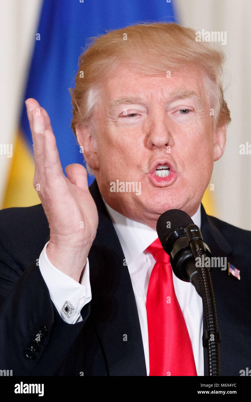 (180307) -- WASHINGTON, D.C., le 7 mars 2018 (Xinhua) -- Le président américain Donald Trump aborde une conférence de presse, lors de la visite du Premier Ministre Suédois Stefan Lofven (pas sur la photo) à la Maison Blanche à Washington D.C., aux États-Unis, le 6 mars 2018. (Xinhua/Ting Shen) (GJ) Banque D'Images