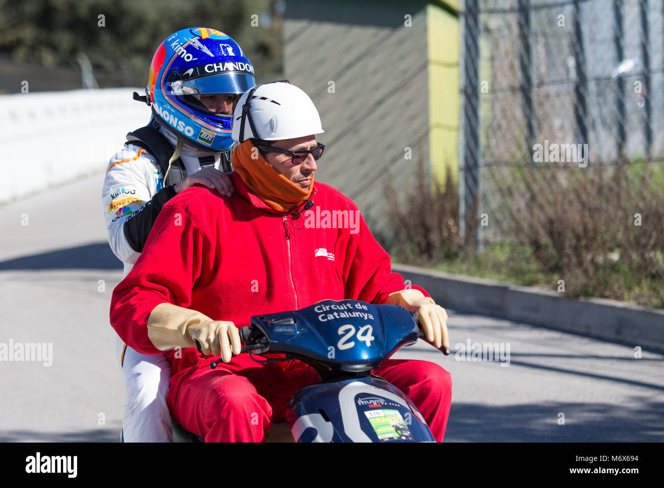 7 mars 2018 - Montmelo, Catalogne, Espagne - Fernando Alonso de l'équipe McLaren-Honda, McLaren MCL33, revenez à la boîte sur une moto après que sa voiture a moteur de F1 au cours de journées d'essais d'hiver. (Crédit Image : ©   5982 MA.jpg Images/SOPA via Zuma sur le fil) Banque D'Images