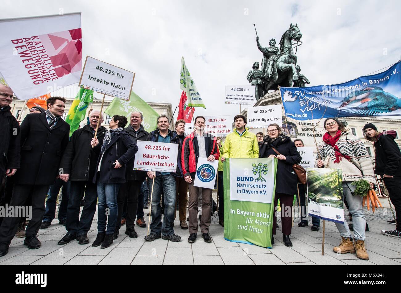 Munich, Bavière, Allemagne. 7 mars, 2018. Le mercredi matin le bavarois Gruene (vert) a livré une Initiative (Volksbegehren) au Dr Cornelius Thum, Sachbearbeiter fuer Wahlen und Verfassungsrecht des Innenministerium bavarois (Ministère de l'intérieur) avec quelques 46 000 signatures pour demander un ralentissement des réductions d'espace ouvert par le développement. Le groupe affirme que les 18 hectares sont perdus pour le développement. L'initiative a été gérée sous le nom de 'Betonflut EindÃ¤mmen''. En présence de Ludwig Hartmann, BÃ¼ndnissprecher BÃ¼ndnis ; 90/GrÃ¼nen Landesverband Bayern, Richard Merg Banque D'Images