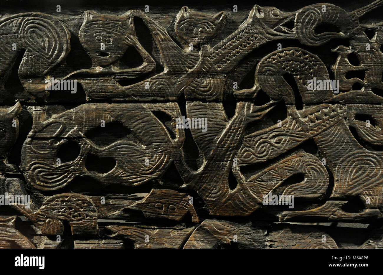 Chariot Viking. Le bois. L'an 800. Détail des reliefs. Trouvé dans la tombe du navire Oseberg. Viking Ship Museum. Oslo. La Norvège. Banque D'Images