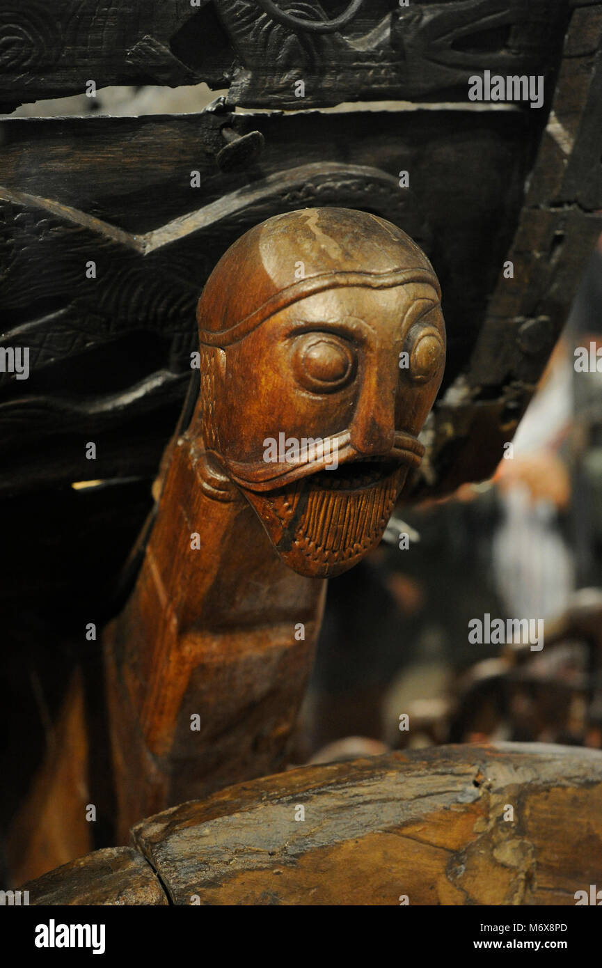 Chariot Viking. Le bois. L'an 800. Détail des reliefs. Trouvé dans la tombe du navire Oseberg. Viking Ship Museum. Oslo. La Norvège. Banque D'Images