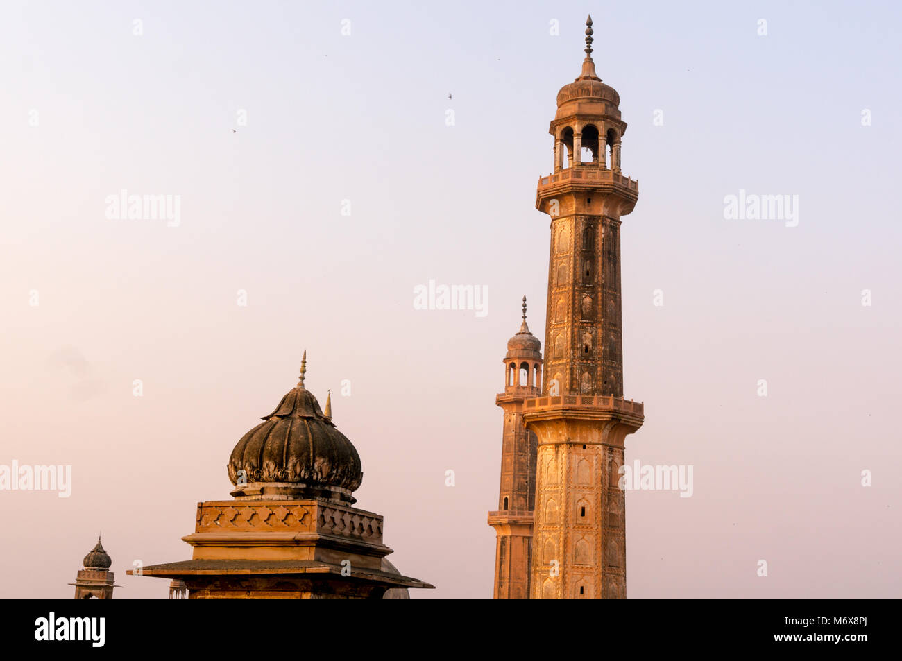 Plan du toit en dôme et les flèches ou de la réinsertion de la mosquée Asfi tiré de la célèbre toit de bara imambara dans l'Uttar Pradesh inde Lucknow Banque D'Images