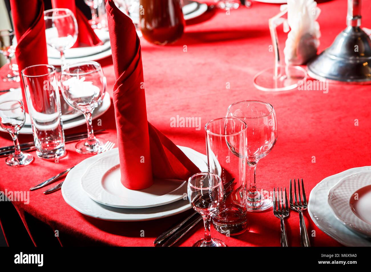 Produits de viande tels que saucisses, jambon, viande roll assorted sur plateau blanc en service de traiteur Banque D'Images