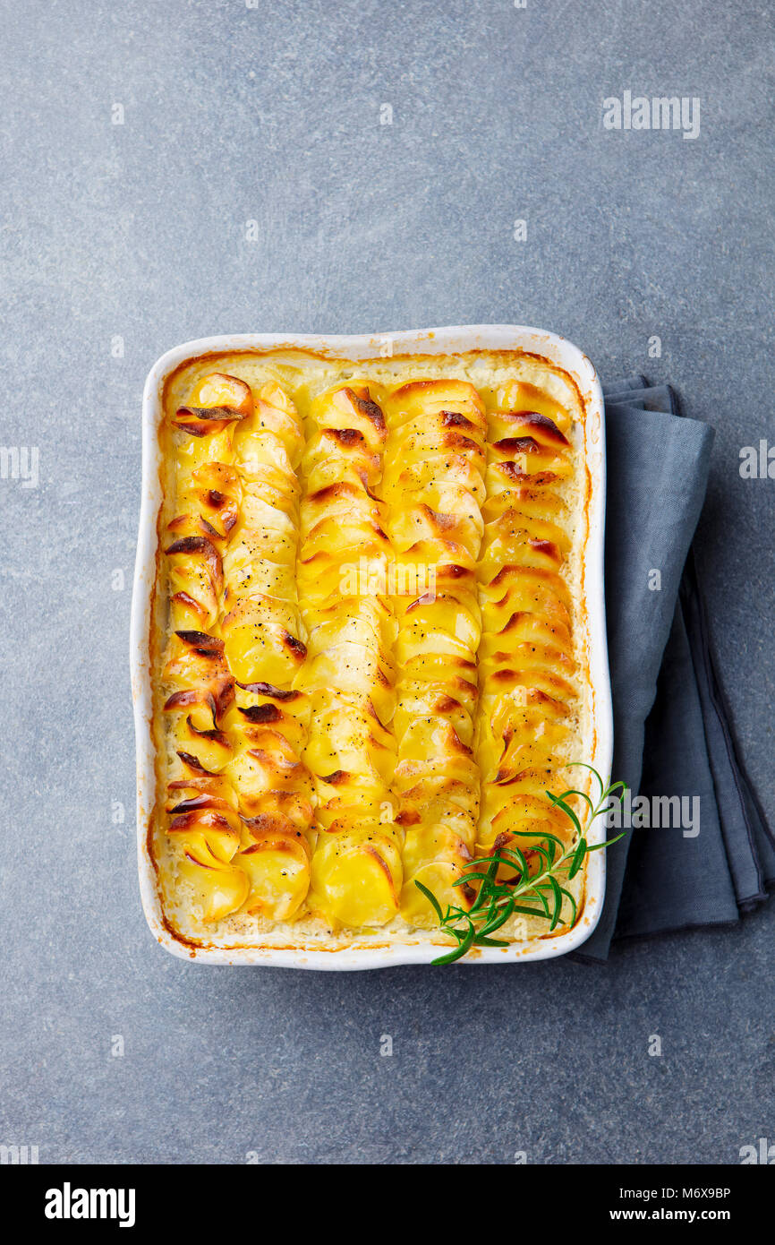 Gratin de pommes de terre, tranches de pommes de terre avec de la sauce. Banque D'Images