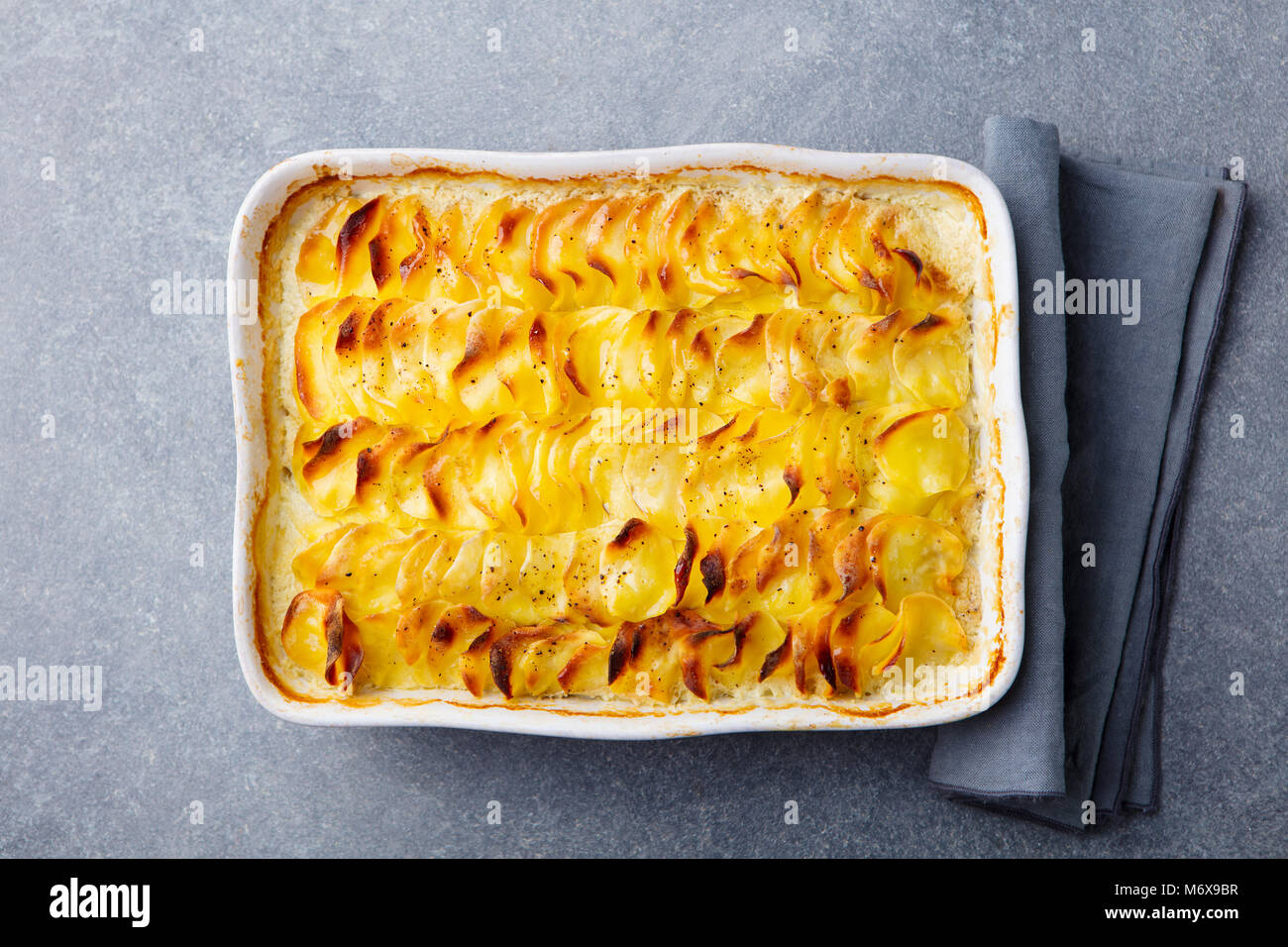 Gratin de pommes de terre, tranches de pommes de terre avec de la sauce. Banque D'Images