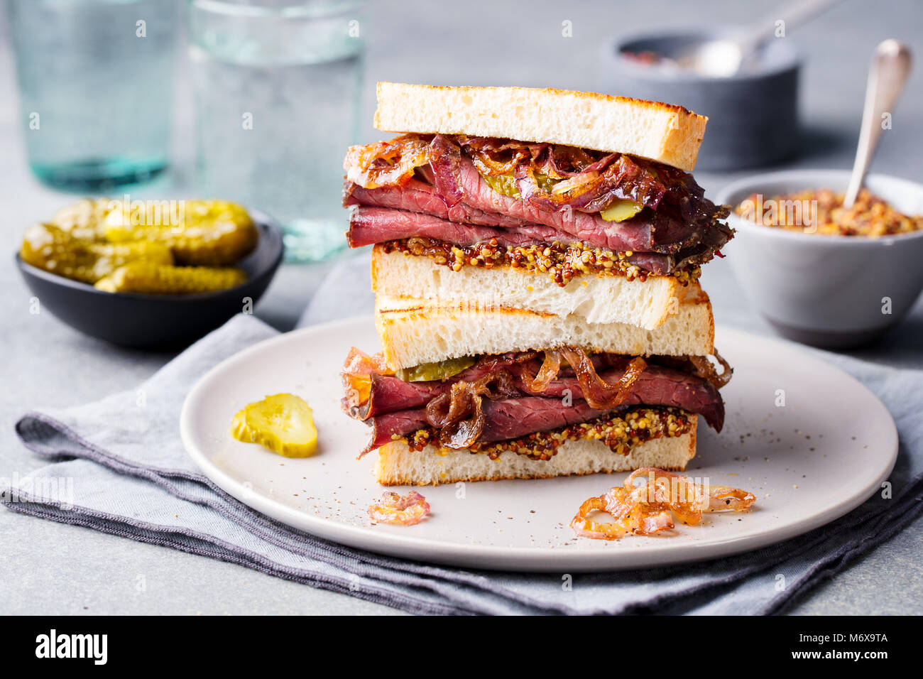 Sandwich au rôti de boeuf sur une plaque avec des pickles. Banque D'Images