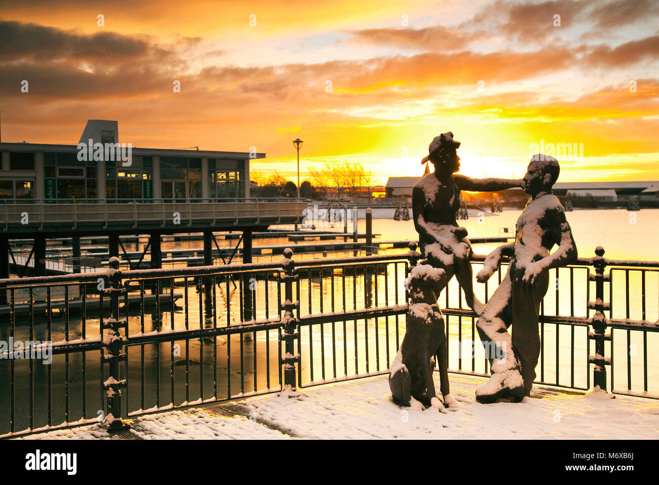 Les gens comme nous la sculpture, la baie de Cardiff, Pays de Galles, Royaume-Uni Banque D'Images