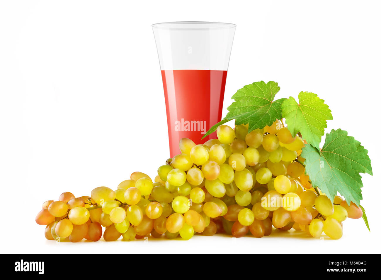 Le jus de raisin en verre et bunch raisins mûrs isolé sur fond blanc. Chemin de détourage. Espace libre pour le texte. Banque D'Images Le jus de raisin en verre et bunch raisins mûrs isolé sur fond blanc. Chemin de détourage. Espace libre pour le texte. Banque D'Images