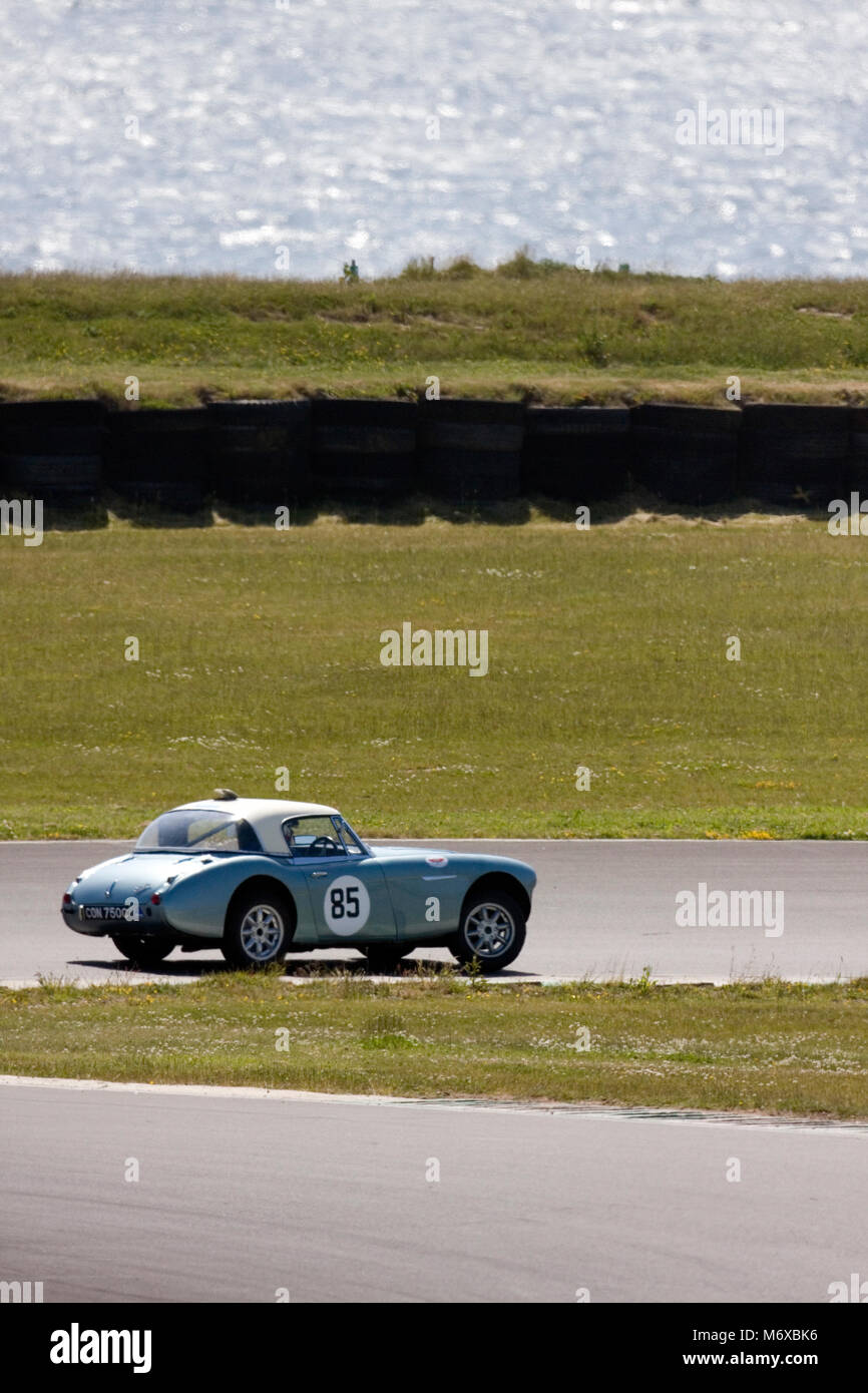 Voiture de sport classique autour de l'excès de circuit de course automobile d'Anglesey, Ty Croes, Anglesey, Pays de Galles, juin Banque D'Images