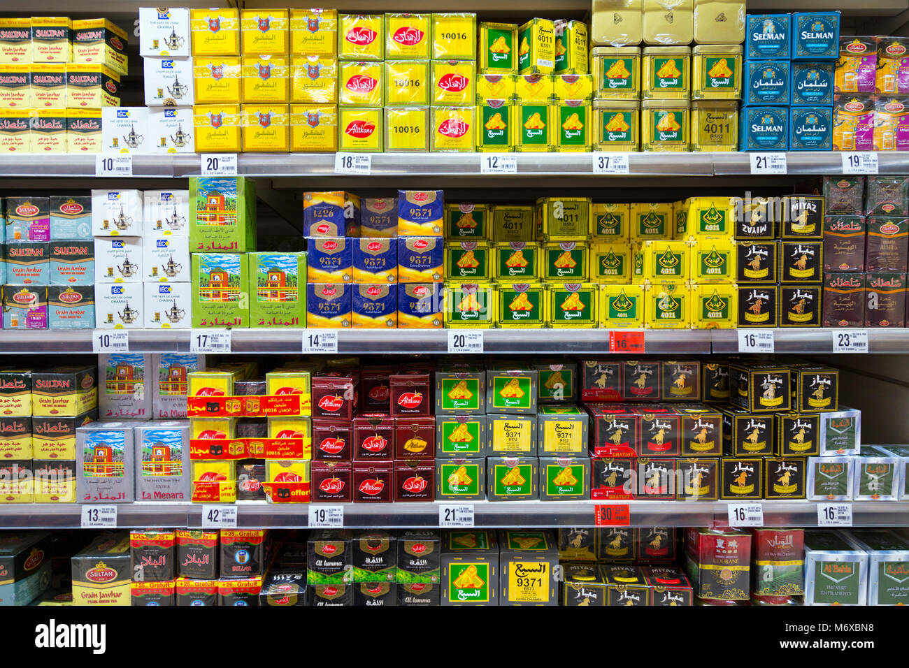 Sélection de thés verts gunpowder sur des étagères dans un supermarché, Fes, Maroc Banque D'Images