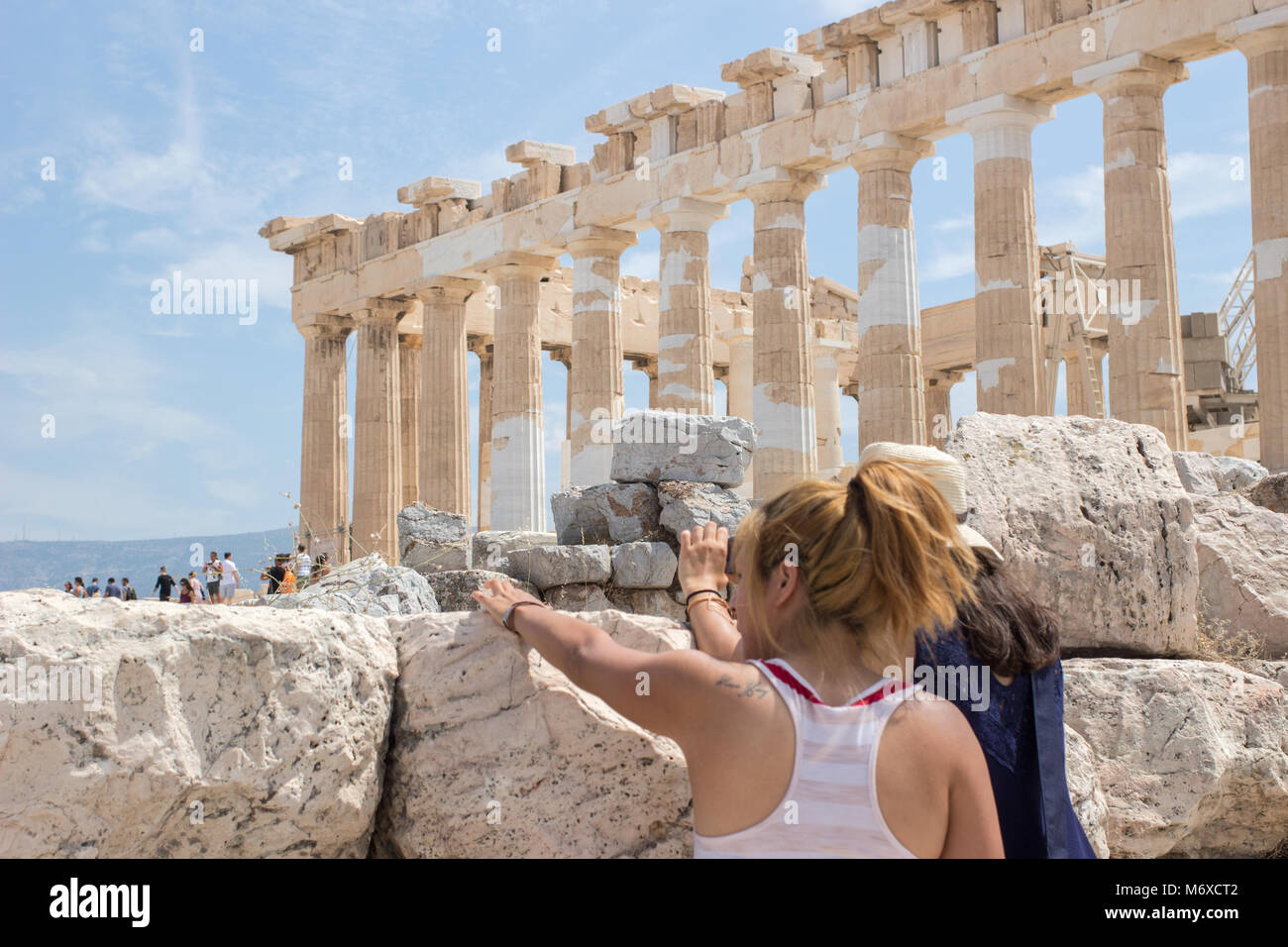 Les touristes visitant l'acropole d'Athènes, en Grèce Banque D'Images