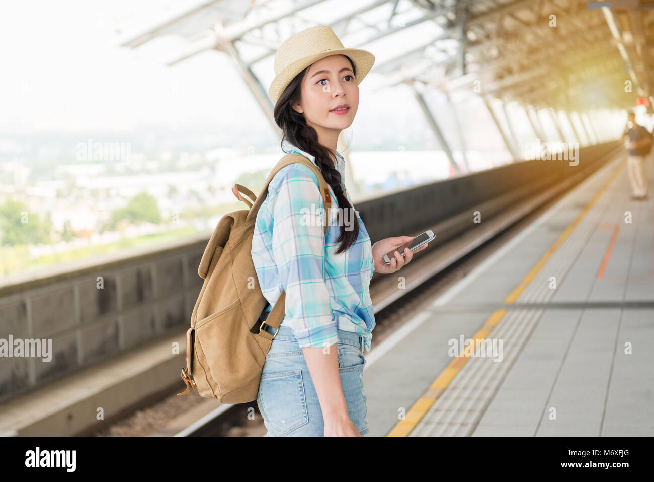 Belle femme traveler arrivée la ville de destination par la grande vitesse ferroviaire. fille sur la plate-forme à la direction de la sortie de stat Banque D'Images