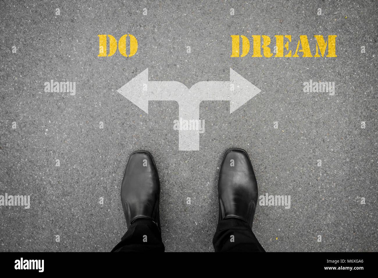 Chaussures noires a décidé de faire du cross road - ne rêve ou Banque D'Images