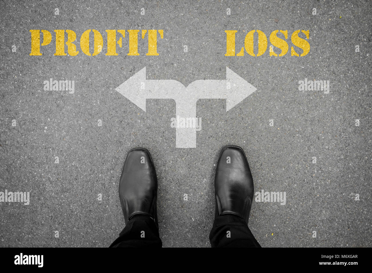 Chaussures noires a décidé de faire du cross road - profit ou perte Banque D'Images