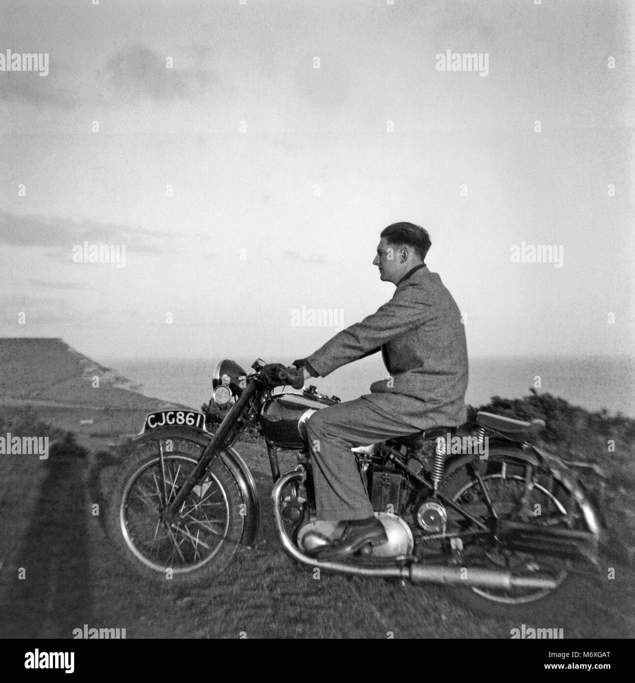Vintage photo d'un homme monté sur une moto Triumph en Angleterre durant les années 1930. Banque D'Images