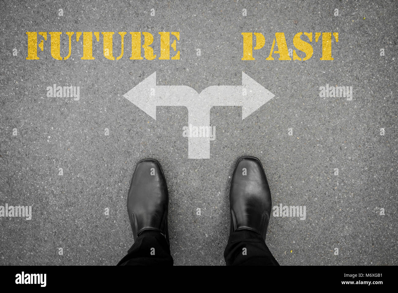 Chaussures noires a décidé de faire du cross road - futur ou passé Banque D'Images