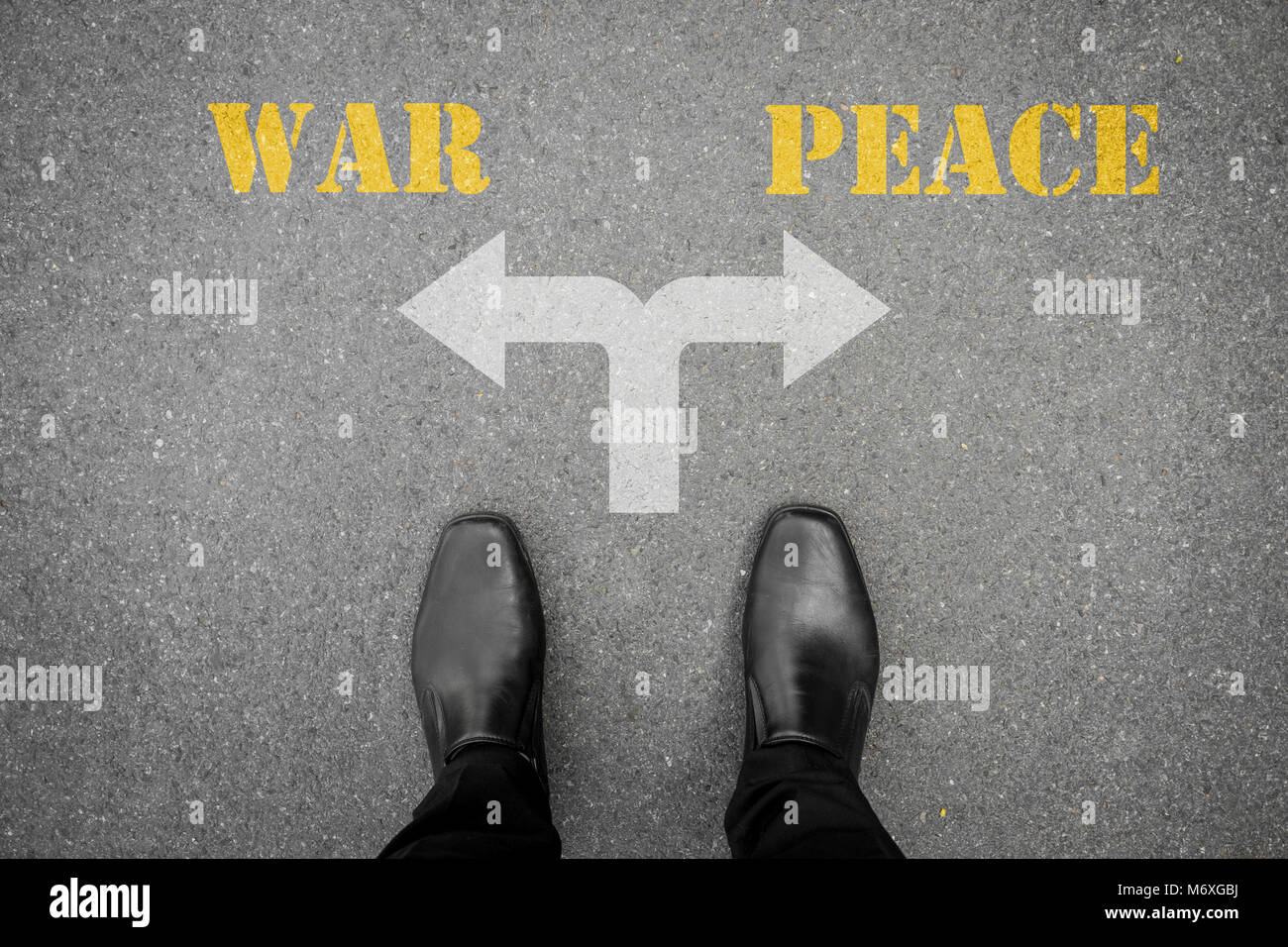 Chaussures noires a décidé de faire du cross road - la guerre ou la paix Banque D'Images