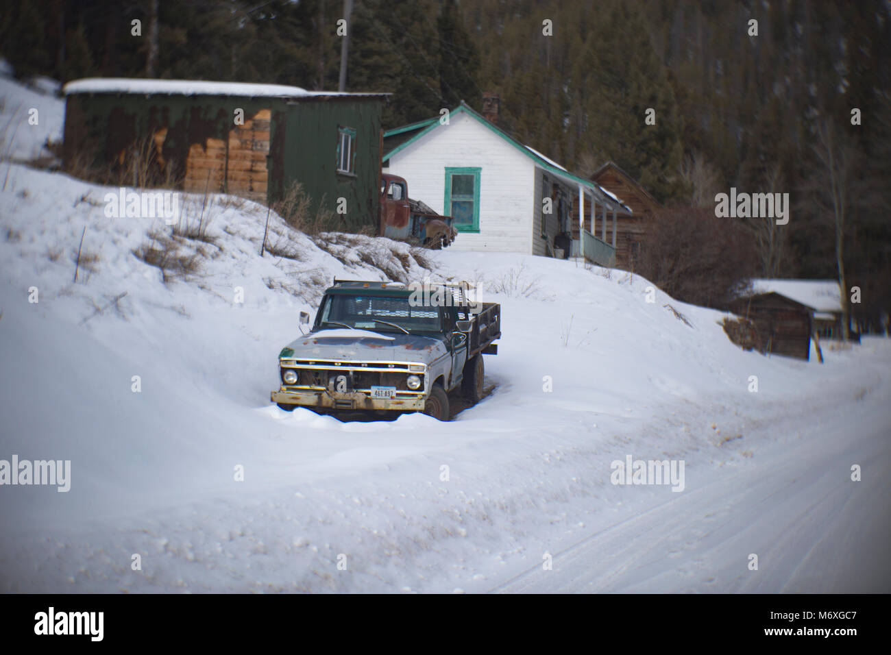 En 1978, une Ford F150 côté jeu de camionnette, couverts dans la neige, dans l'ancienne ville minière de tour, comté de granit, au Montana. Banque D'Images