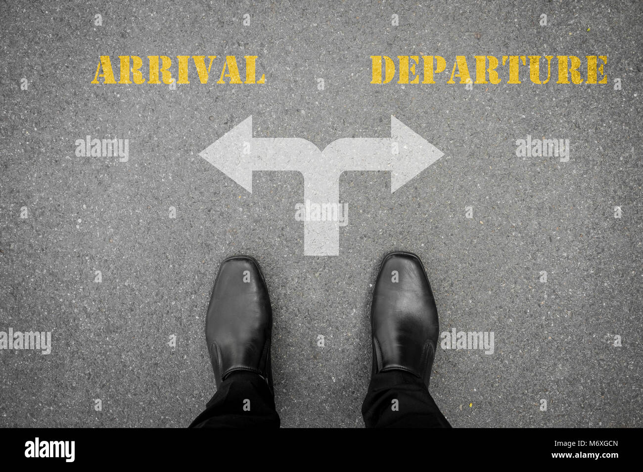 Chaussures noires a décidé de faire du cross road - arrivée ou départ Banque D'Images