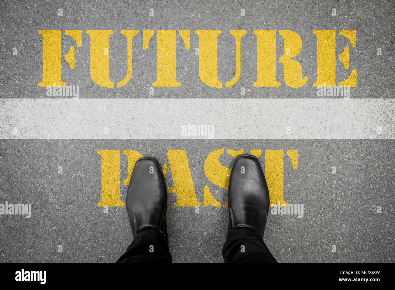 Chaussures noires debout devant la ligne de passé et d'avenir Banque D'Images