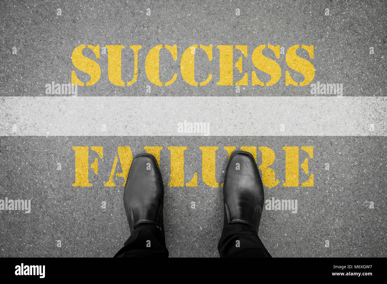 Chaussures noires debout à la ligne - Succès ou échec Banque D'Images
