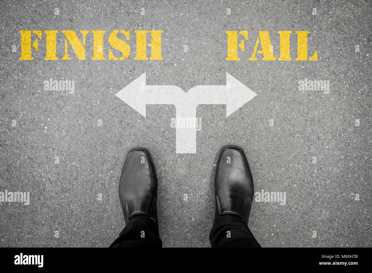 Chaussures noires debout sur le plancher de béton d'asphalte au carrefour - finition ou d'échec Banque D'Images