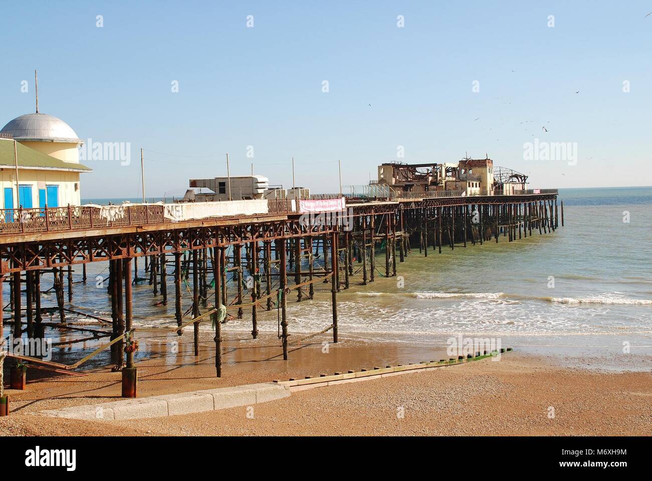 La jetée victorienne à Hastings, East Sussex, Angleterre le 19 mars 2012. Gravement endommagé par un incendie en 2010, la reconstruction de la jetée a commencé en 2014. Banque D'Images