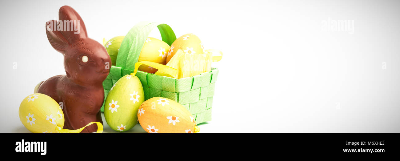 Oeufs de Pâques dans un panier avec du chocolat bunny Banque D'Images
