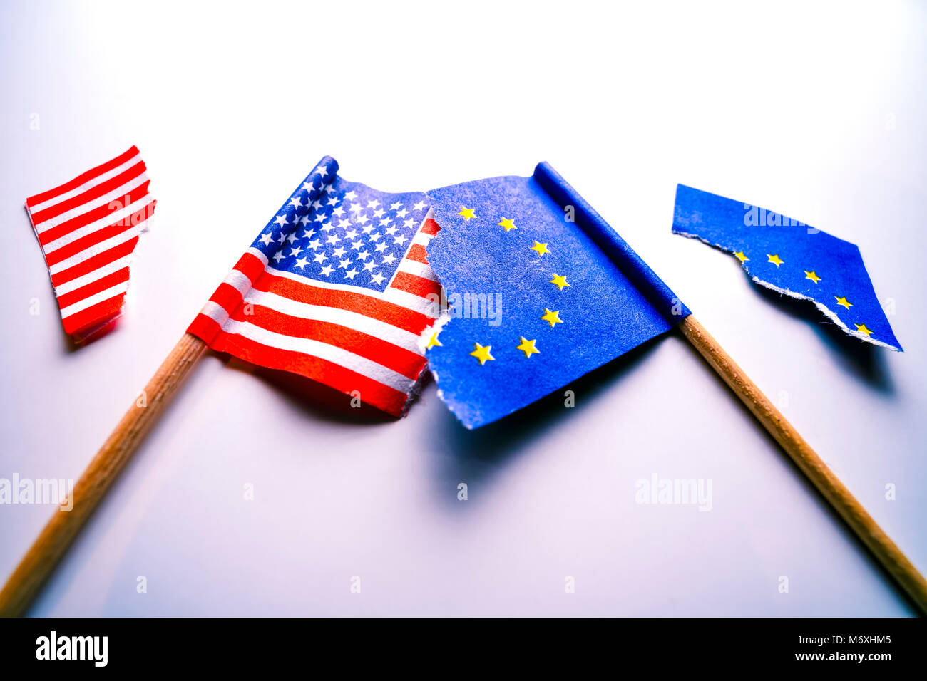 Des drapeaux déchirés par les Etats-Unis et l'UNION EUROPÉENNE, guerre commerciale Banque D'Images